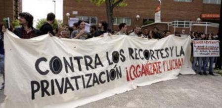 Un grupo de estudiantes se ha concentrado hoy para protestar contra la previsión de recortes universitarios del Gobierno a las puertas del hotel donde el ministro de Educación, Jose Ignacio Wert, ha clausurado el VI Congreso del Sector Nacional de Enseñanza del CSI-F. En rueda de prensa, los estudiantes han afirmado que la política del Gobierno provocará que los universitarios más desfavorecidos tengan que 