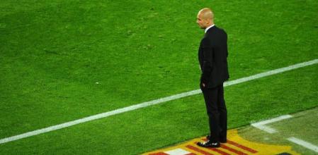 Pep Guardiola, sobre el césped del Camp Nou durante el partido de vuelta de las semifinales de Champions League
