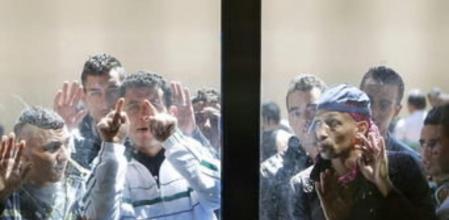 Un grupo de internos del Centro de Internamiento de Extranjeros (CIE) de la Zona Franca de Barcelona durante la visita del secretario de Estado de Seguridad, Ignacio Ulloa