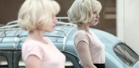 El periplo de las bien amadas comienza como un capítulo de Sexo en Nueva York: por un par de zapatos