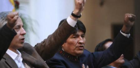 Evo Morales canta el himno nacional boliviano junto a otros miembros de su Gobierno