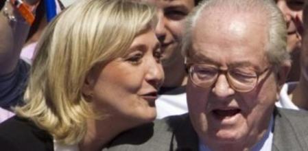 La ultraderechista Marine Le Pen habla con su padre, Jean-Marie Le Pen, durante una concentracion anual de su partido, el Frente Nacional, con motivo de la celebración del Primero de Mayo