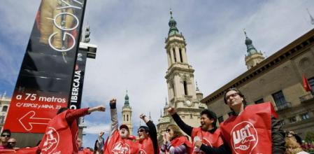 Trabajadores participantes en la manifestación del Primero de Mayo en Zaragoza, convocados por UGT y CC.OO, bailan al ritmo del grupo SKA-P en la Plaza del Pilar