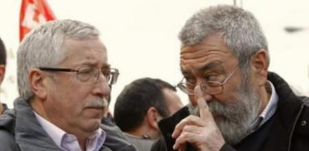 El secretario general de UGT, Cándido Méndez, conversa con el secretario general de CCOO, Ignacio Fernández Toxo, durante la manifestación del Primero de Mayo convocada hoy, 1 de mayo de 2012, por los sindicatos bajo el lema 