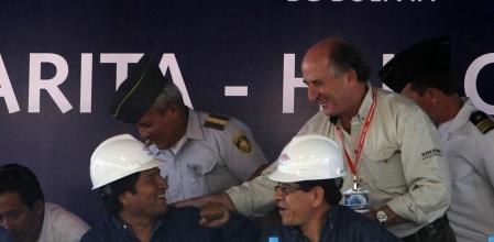 El presidente de Bolivia, Evo Morales, saluda al presidente de Repsol, Antonio Brufau, en la inauguraación de una planta procesadora de gas en 2012