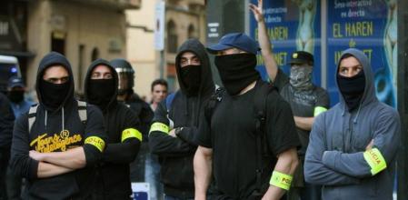 Miembros del cuerpo de seguridad de los Mossos d'Esquadra de paisano controlaron en todo momento la manifestación del Primero de Mayo