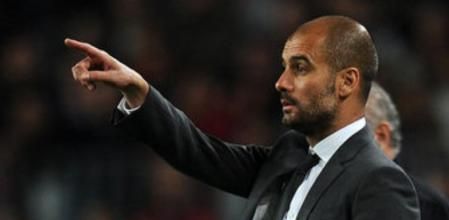 El técnico del Barça, Josep Guardiola, da indicaciones a sus hombres durante el partido frente al Málaga