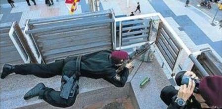 Dos geos vigilan desde una terraza del hotel Arts, donde se reúne el consejo del BCE