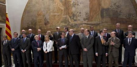 El presidente de la Generalitat, Artur Mas, acompañado del presidente del Consejo Asesor para la Reactivación Económica y el Crecimiento (CAREC), Salvador Alemany , junto a otros miembros del gobierno catalán y de este organismo.