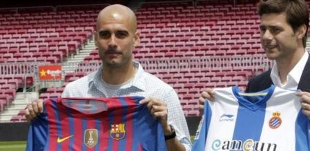 El entrenador del FC Barcelona, Josep Guardiola, y el del RCD Espanyol, Mauricio Pochettino, posan en el Camp Nou para la tradicional fotografía con las camisetas de ambos equipos el día antes de disputarse el derbi catalán