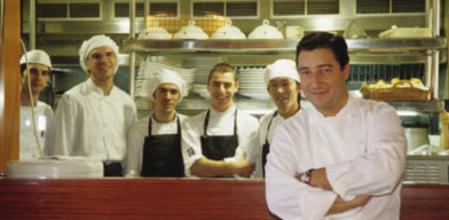 Joan Roca, con parte del equipo de El Celler de Can Roca, en Girona