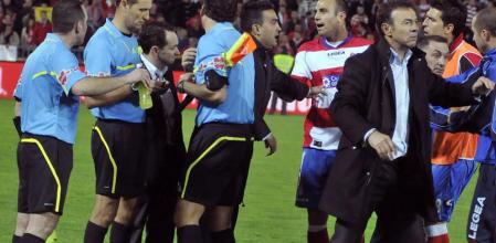 Abel Resinos puso paz entre sus jugadores después del botellazo a Clos Gómez