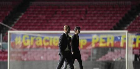 Pep, María y Cristina caminan por el Camp Nou.