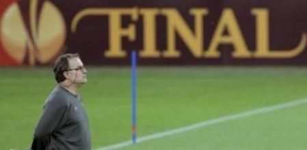 El entrenador argentino del Athletic de Bilbao, Marcelo Bielsa, durante el entrenamiento celebrado en el National Arena de Bucarest