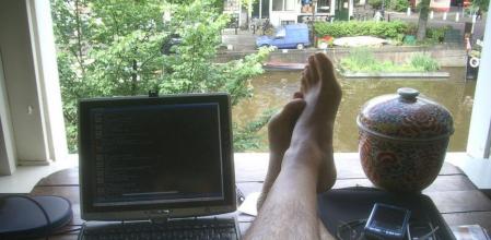 Fotografía subida a Flickr de un hombre trabajando desde su casa