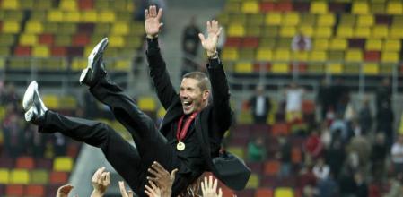 El entrenador argentino del At. de Madrid, Diego Simeone, manteado por sus jugadores tras proclamarse campeones de la Liga Europa, tras derrotar al Ath. de Bilbao en la final disputada esta noche en el estadio Nacional de Bucarest. EFE/LUIS TEJIDO.