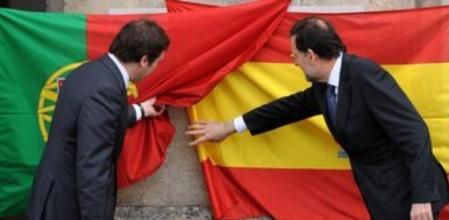 Mariano Rajoy y Pedro Passos Coelho posan para los fotógragos.