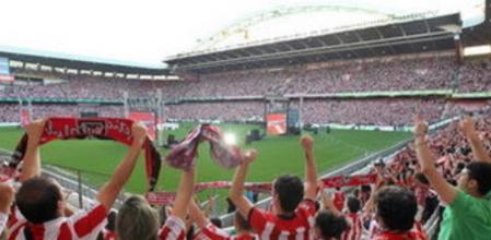 Una aficionada en las gradas del estadio San Mamés en Bilbao donde se han reunido cuarenta mil espectadores para ver a traves de cuatro pantallas gigantes la final de la Liga Europa que se disputa en Bucarest entre el Atlético de Madrid y el Athletic Club de Bilbao
