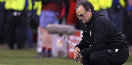 El entrenador argentino del Athletic de Bilbao, Marcelo Bielsa, durante la final de la Liga Europa entre el Atlético de Madrid y el Athletic de Bilbao en el estadio Nacional de Bucarest, Rumanía, hoy, miércoles 9 de mayo de 2012. EFE/Robert Ghement