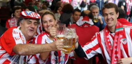 Los aficionados del Athletic y el Atlético han invado el centro de Bucarest colerando las calles de la capital rumana de rojo y blanco.
