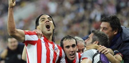 El jugador colombiano del Atlético de Madrid, Falcao (izq), celebra con sus compañeros el tercer gol al Athletic de Bilbao durante la final de la Liga Europa entre el Atlético de Madrid y el Athletic de Bilbao en el estadio Nacional de Bucarest, Rumanía, hoy, miércoles 9 de mayo de 2012. EFE/Robert Ghement