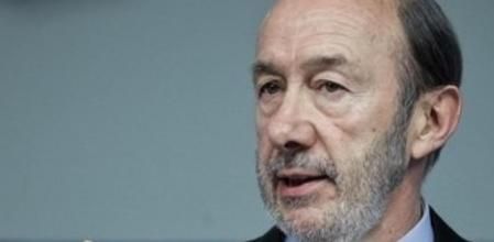 El secretario general del PSOE, Alfredo Pérez Rubalcaba, durante una rueda de prensa tras la reunión con su equipo económico para abordar la reestructuración del sector financiero y la situación de Bankia.