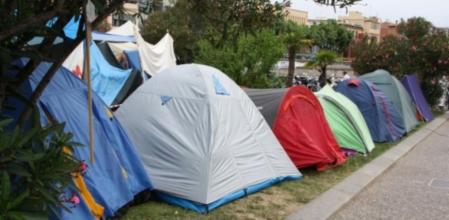 Tiendas de campaña acampadas en la plaza Catalunya de Girona, durante el 15M del 2011.