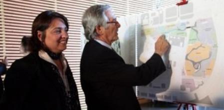 El alcalde de Barcelona, Xavier Trias, con la responsable del área económica del consistorio, Sònia Recasens, ante el plano de cómo quedará en el futuro el Zoo de Barcelona