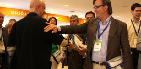 Este ha sido el saludo entre Josep Antoni Duran y su contrincante Josep Maria Vila d'Abadal