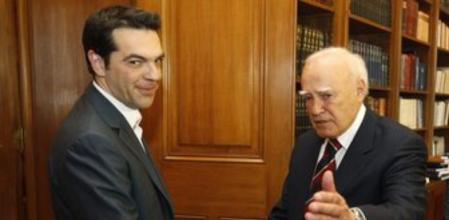 El líder de la Coalición de Izquierda Radical griega (Syriza), Alexis Tsipras (i), llega a su reunión con el presidente griego, Carolos Papulias, en el palacio presidencial en Atenas, Grecia, hoy, martes 8 de mayo de 2012. Tsipras, quien recibió hoy de Papulias el encargo oficial de componer un Ejecutivo, reconoció que será muy complicado lograr un acuerdo para lograrlo. Tsipras asume esta tarea como dirigente de la segunda fuerza más votada en las elecciones del domingo, tras fracasar.
