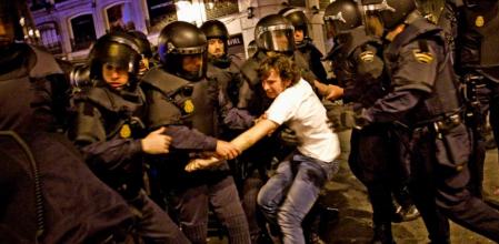 A la fuerza han sido desalojados los indignados de la Puerta del Sol en Madrid, esta madrugada