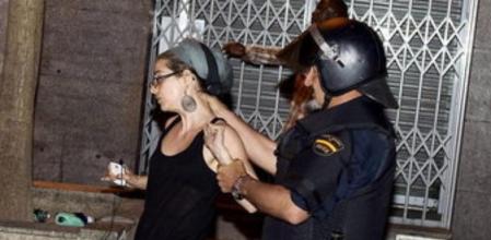 La Policía ha desalojado esta madrugada de nuevo la Puerta del Sol, donde permanecían unas 200 personas y ha detenido a dos de ellas y ha identificado a otras 81.