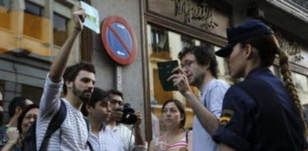 Un grupo de 'indignados' se ha trasladado a la plaza de Celenque, donde se encuentra la sede de Bankia, para expresar sus petición sobre la dación en pago.