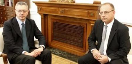 El ministro de Justicia, Alberto Ruiz-Gallardón, ha recibido hoy a Antonio del Castillo (d), padre de Marta del Castillo,