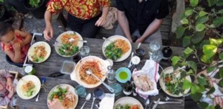 Estudios apuntan que comer en familia mejora las notas de los jóvenes