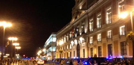 Sol, a las 11.30 de la noche del 14 de mayo. ¡Mucho furgon y poco indignado!