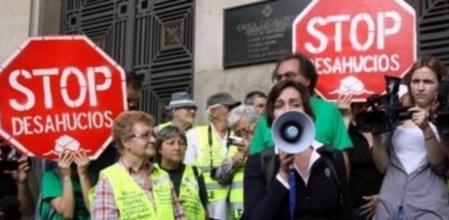 Imagen de indignados que se manifiestan ante la sede de Catalunya Caixa