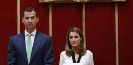 Los Príncipes de Asturias, durante la entrega hoy de las becas para estudios de postgrado en el extranjero de la Fundación Caja Madrid correspondientes al curso 2012-201, que tuvo lugar en la Academia de San Fernando de Madrid.