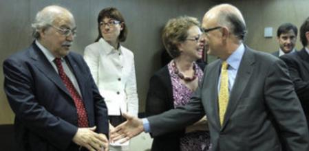 El ministro de Hacienda, Cristóbal Montoro, saluda al conseller de Economía, Andreu Mas-Colell , momentos antes de la reunión del Consejo de Política Fiscal y Financiera (CPFF), que se ha celebrado esta tarde en Madrid