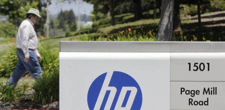Un trabajador de Hewlett-Packard ingresa a la sede principal de la compañía en Palo Alto, California,