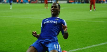 El jugador del Chelsea Didier Drogba celebra después de anotar el gol del empate 1-1 ante el Bayern