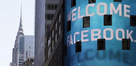 La fachada del Nasdaq dio la bienvenida a Facebook el pasado 18 de mayo. Al fondo, el edificio Chrysler