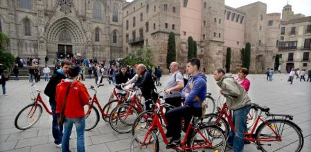 Un grupo hace en bicicleta un tour turístico por Ciutat Vella; en la foto, en la avenida de la Catedral