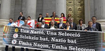 Imagen de archivo de un acto de la plataforma pro selecciones deportivas catalana, gallega y vasca frente al Congreso de los Diputados