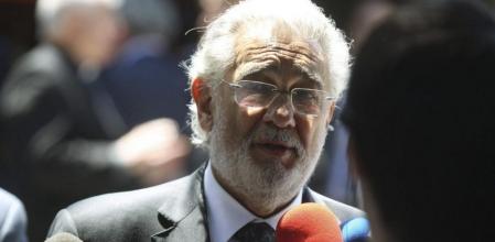 El tenor Plácido Domingo atiende a los periodistas durante la visita a la capilla ardiente de María Ángeles Sandoval, Pitina, esposa del presidente del Real Madrid, Florentino Pérez, hoy, 23 de mayo de 2012, en el Tanatorio de la M-30, en Madrid