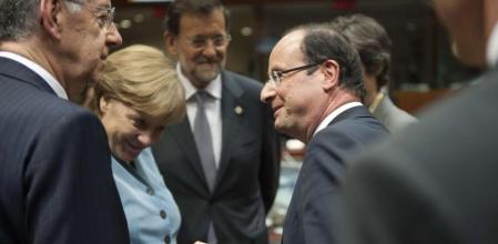 Merkel saluda a Hollande.