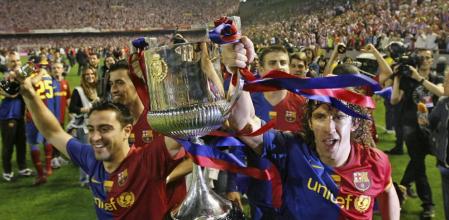 Carles Puyol y Xavi Hernandez, sujetan la copa tras ganar (4-1) la final de la Copa del Rey contra el Athletic de Bilbao en el estadio de Mestalla, Valencia, el 13 de mayo de 2009