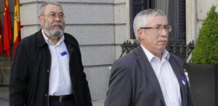 Los secretarios generales de CC.OO., Ignacio Fernández Toxo, y de UGT, Cándido Méndez, tras entregar una carta en el registro del Congreso