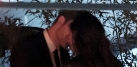 Robert Pattinson y Kristen Stewart, se besan discretamente cuando piensan que no hay cámaras