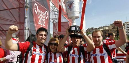 Aficionados del Athletic Club hoy, 25 de mayo de 2012, en la inauguración de la 